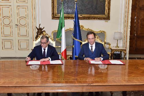 Il governatore del Friuli Venezia Giulia Massimiliano Fedriga e il ministro dell'Economia e delle Finanze Giovanni Tria firmano i patti finanziari 